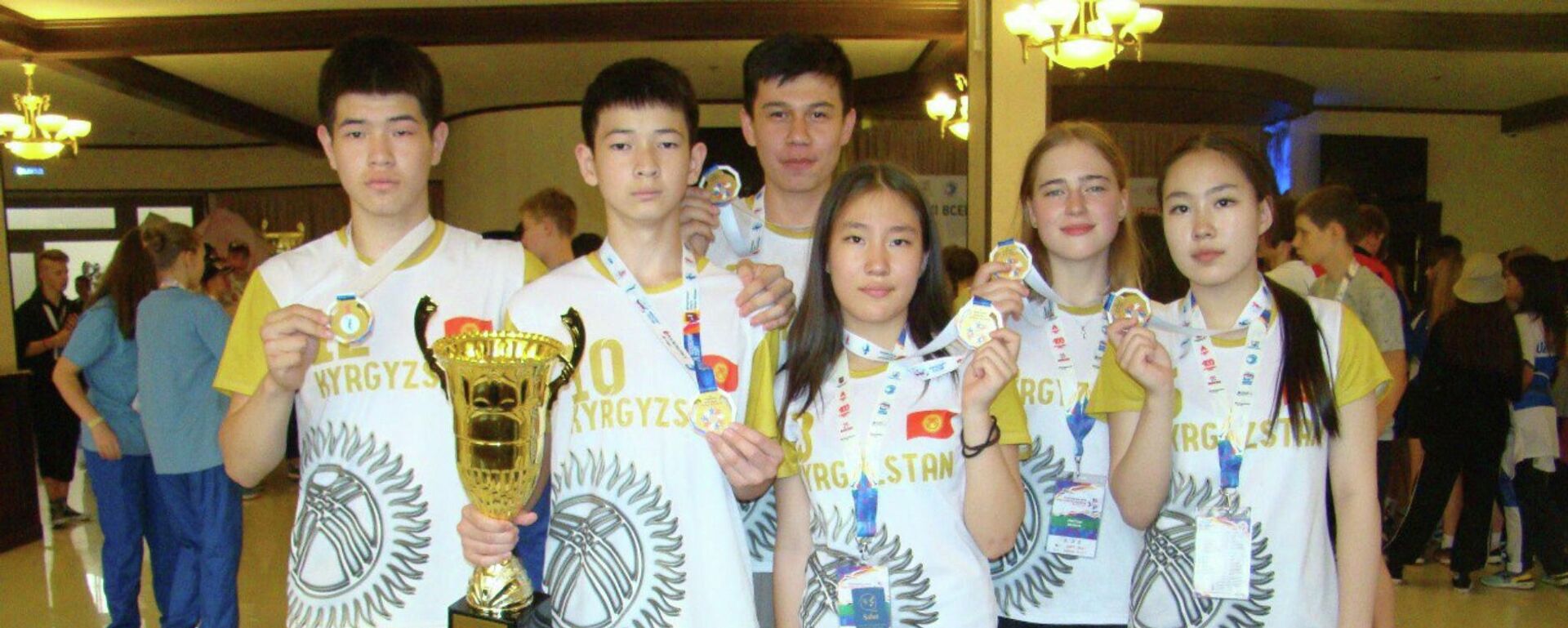 Золото завоевали отечественные волейболисты, в составе команды трое юношей и три девушки - Sputnik Кыргызстан, 1920, 19.06.2023