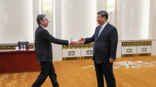 Председатель КНР Си Цзиньпин и госсекретарь США Энтони Блинкен во время встречи в Пекине
 - Sputnik Кыргызстан
