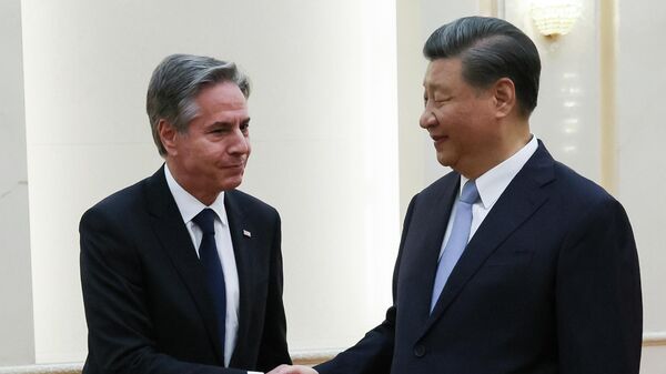 Государственный секретарь США Энтони Блинкен обменивается рукопожатием с председателем КНР Си Цзиньпином в Пекине - Sputnik Кыргызстан