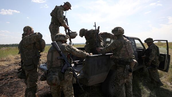 Украинские военные недалеко от линии фронта в Донецкой области - Sputnik Кыргызстан