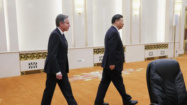 Госсекретарь США Энтони Блинкен во время встречи с президентом Китая Си Цзиньпином в Пекине - Sputnik Кыргызстан