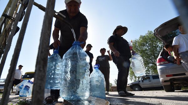 Люди набирают воду в бутылки в жилмассиве Арча-Бешик  - Sputnik Кыргызстан