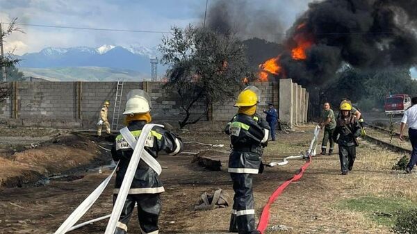 Тушение крупного пожара на нефтебазе в городе Шопоков Чуйской обалсти - Sputnik Кыргызстан