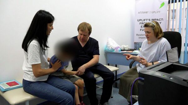 Российские врачи помогают детям с ОВЗ в Кыргызстане — видео - Sputnik Кыргызстан
