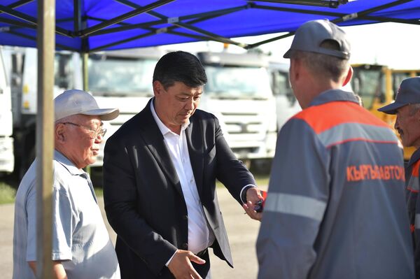 Министрлер кабинетинин төрагасынын орун басары Бакыт Төрөбаев техника тапшыруу аземинде Транспорт министрлигинин материалдык-техникалык базасын жакшыртуу үчүн өлкө башчынын тапшырмасы менен бюджеттен акча бөлүнгөнүн билдирди - Sputnik Кыргызстан