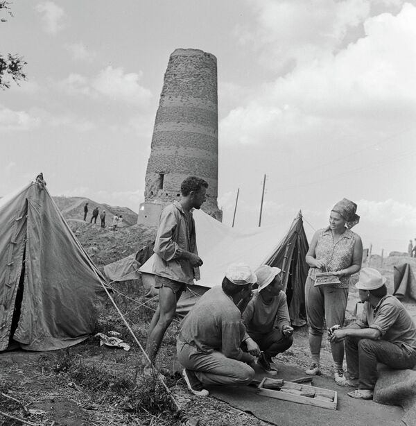 Археологи в лагере у башни Бурана - Sputnik Кыргызстан