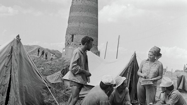 Фотография археологов на фоне башни Бураны в Чуйской области была сделана в начале 1970-х годов - Sputnik Кыргызстан