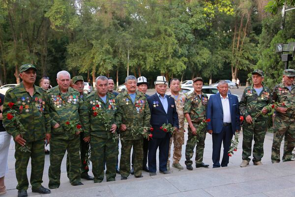 Акцию провели возле мемориального комплекса &quot;Вечный огонь&quot; - Sputnik Кыргызстан