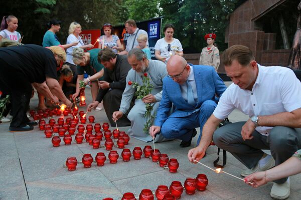 Состоялся митинг-реквием, участники зажгли свечи в виде надписи &quot;Кыргызстан — Ош — помнит&quot; и поднесли цветы к мемориалу - Sputnik Кыргызстан