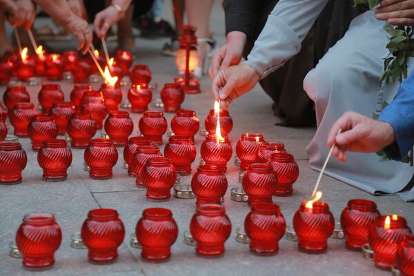 Участники акции с 2009 года накануне Дня памяти и скорби, который отмечается 22 июня, зажигают свечи в память о 27 миллионах советских граждан, погибших в Великой Отечественной войне - Sputnik Кыргызстан