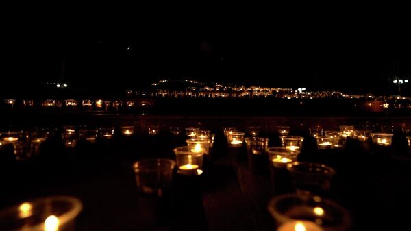 Бишкекчане зажгли сотни свечей — видео - Sputnik Кыргызстан