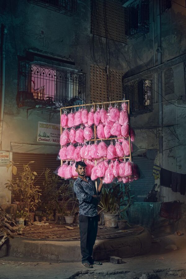 Победителем стал британский фотограф Джон Инок, сделавший портрет торговца сладкой ватой на улицах Мумбаи (Индия) - Sputnik Кыргызстан