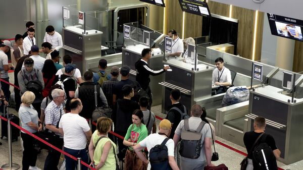 Пассажиры у стоик регистрации в международном аэропорте имени Ислама Каримова в Ташкенте. Архивное фото - Sputnik Кыргызстан