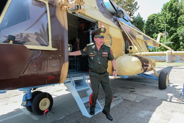 Министр обороны Бактыбек Бекболотов отметил, что новый вертолет существенно повысит возможности ВС республики - Sputnik Кыргызстан
