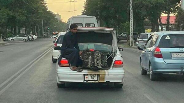 В Бишкеке гражданин Пакистана ехал в багажнике машины, придерживая перевозимый автомобильный двигатель - Sputnik Кыргызстан