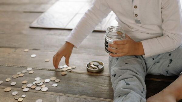 Мальчик считает монеты. Архивное фото - Sputnik Кыргызстан