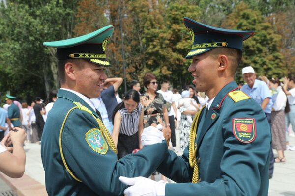 После традиционной церемонии молодые офицеры, сняв фуражки и преклонив колено, простились с Боевым знаменем Военного института - Sputnik Кыргызстан