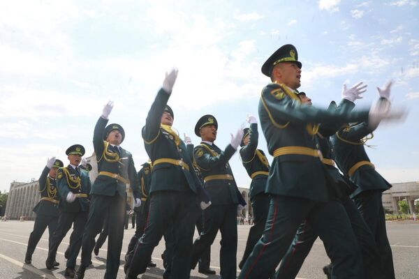 80ге жакын курсант погондорун жаркыраган лейтенант жылдыздарга алмаштырып, жогорку билими тууралуу дипломдорго ээ болушту - Sputnik Кыргызстан