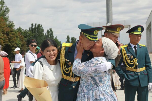 После этого воинского ритуала и приветствий в свой адрес новоиспеченные лейтенанты под звуки марша прошли в торжественном строю по площади - Sputnik Кыргызстан