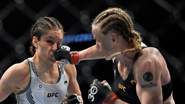 Алекса Грассо получила удар от Валентины Шевченко на UFC 285. Архивное фото - Sputnik Кыргызстан