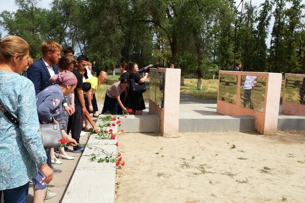 Представительство Россотрудничества передало школе учебники, методические пособия и художественную литературу - Sputnik Кыргызстан