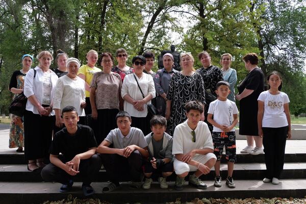 По инициативе председателя ОО &quot;Народный собор&quot; Ивана Иванова состоялась встреча с директором и учениками школы - Sputnik Кыргызстан