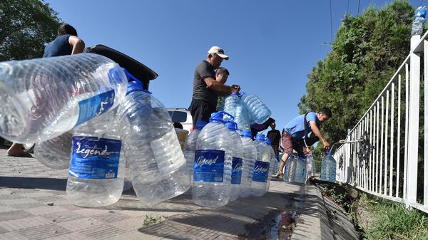 Люди набирают воду из артезианского источника в Бишкеке - Sputnik Кыргызстан