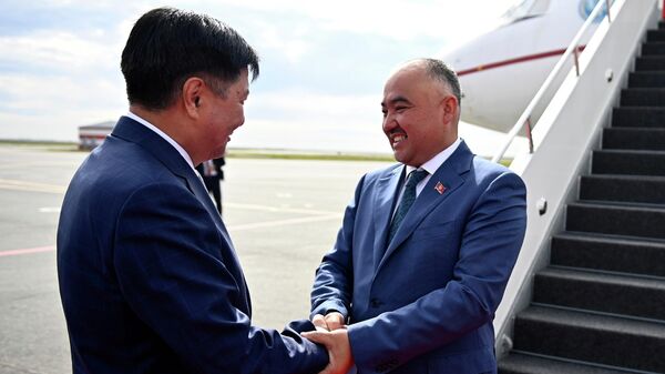 Группа депутатов во главе с Шакиевым находится в Казахстане - Sputnik Кыргызстан