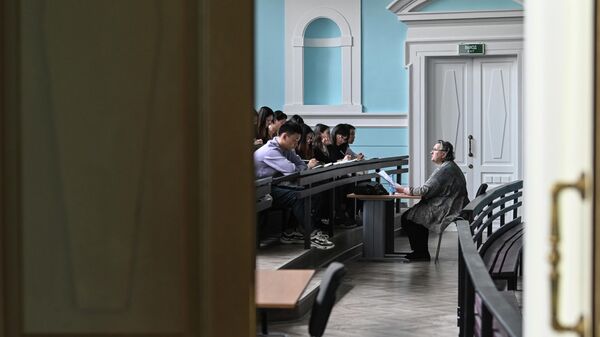 Преподаватель проводит занятие университете в Москве - Sputnik Кыргызстан