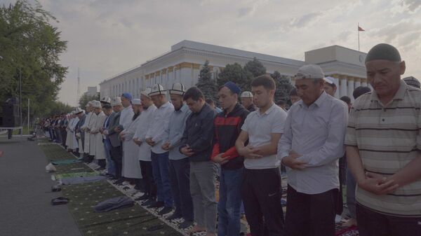Тысячи кыргызстанцев на Айт-намазе на Старой площади Бишкека — видео - Sputnik Кыргызстан