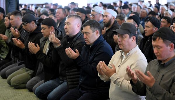 Президент Садыр Жапаров Курман айт намазын Чолпон-Ата шаарындагы мечиттен окуду - Sputnik Кыргызстан