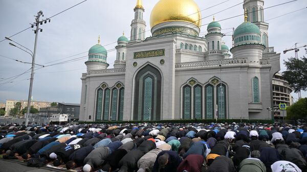 Намаз в Московской соборной мечети по случаю праздника Курбан-байрам - Sputnik Кыргызстан