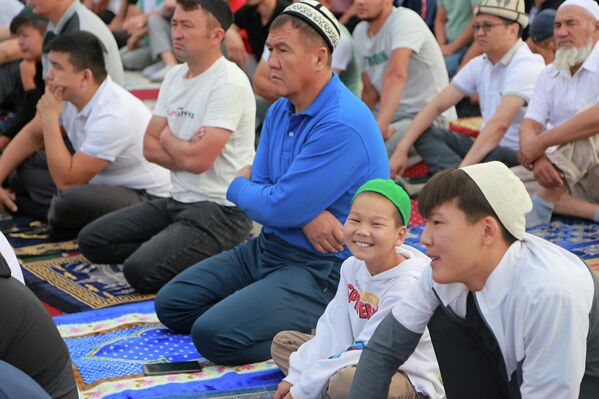 Многие кыргызстанцы пришли на Айт-намаз с детьми.  - Sputnik Кыргызстан