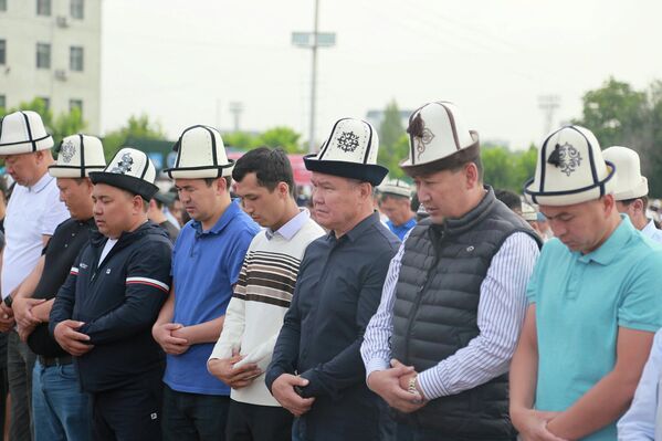 Мэр Оша Бакытбек Жетигенов в числе пришедших на праздничное богослужение  - Sputnik Кыргызстан