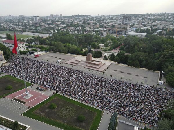 Вид на центральную площадь Оша во время праздничной молитвы по случаю Курман айта - Sputnik Кыргызстан