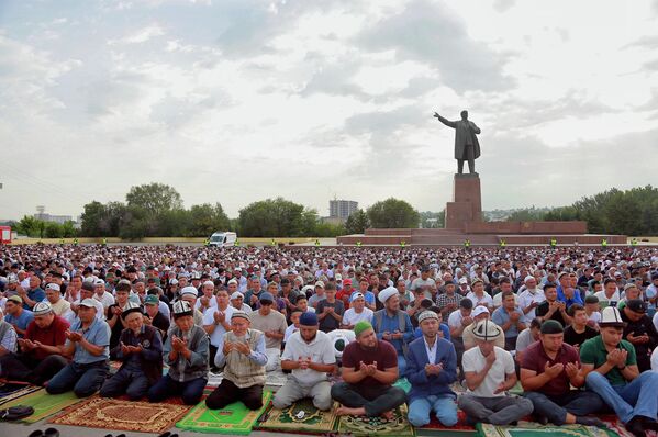 Мусульмане на праздничной молитве в Оше - Sputnik Кыргызстан