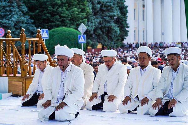 Верховный муфтий и другие представители ДУМК во время праздничной молитвы на Старой площади в Бишкеке - Sputnik Кыргызстан
