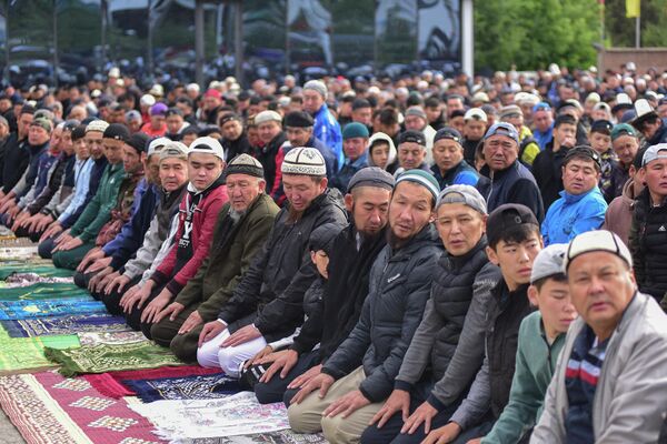 Мусульмане на праздничной молитве по случаю Курман айта в Нарыне - Sputnik Кыргызстан