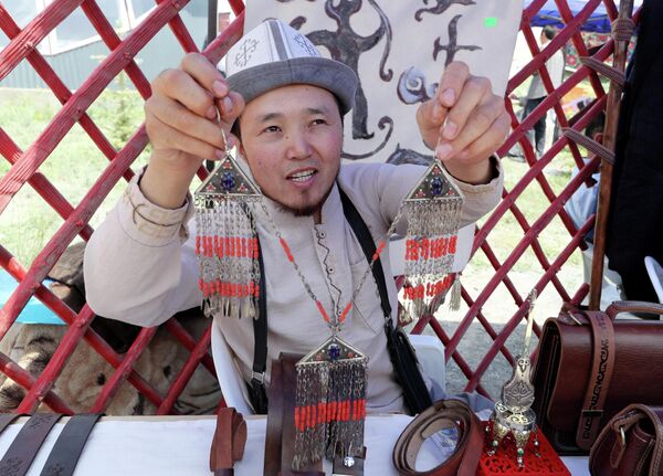Ювелир демонстрирует национальные украшения из серебра  - Sputnik Кыргызстан