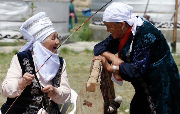 Цель фестиваля &quot;Кыргызский шырдак&quot; — укрепление культурно-экономических связей между регионами Нарынской области, а также знакомство гостей и зарубежных туристов с кыргызским прикладным искусством, национальными спортивными играми и фольклорным музыкальным наследием - Sputnik Кыргызстан