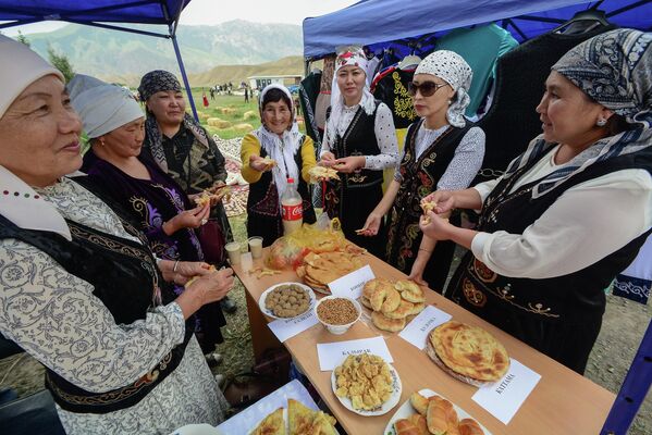 Фестивалдын катышуучулары ун азыктарынан жасалган таттууларды даамдап көрүп жатышат - Sputnik Кыргызстан
