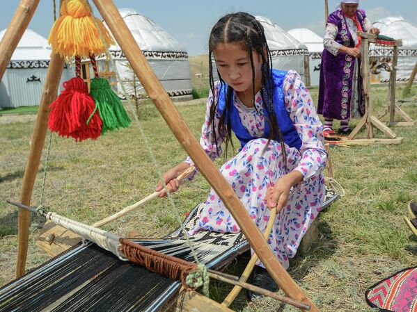 Девочка за ормоком (станок для плетения ковров)  - Sputnik Кыргызстан