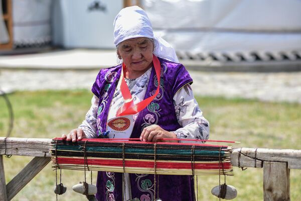 Мастерица плетет циновку из чия - Sputnik Кыргызстан
