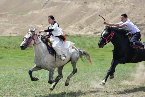 Девушка и парень во время национальной спортивной игры кыз куумай - Sputnik Кыргызстан