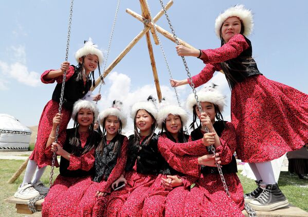 Нарындагы &quot;Кыргыз шырдак&quot; эл аралык фестивалдын катышуучулары - Sputnik Кыргызстан