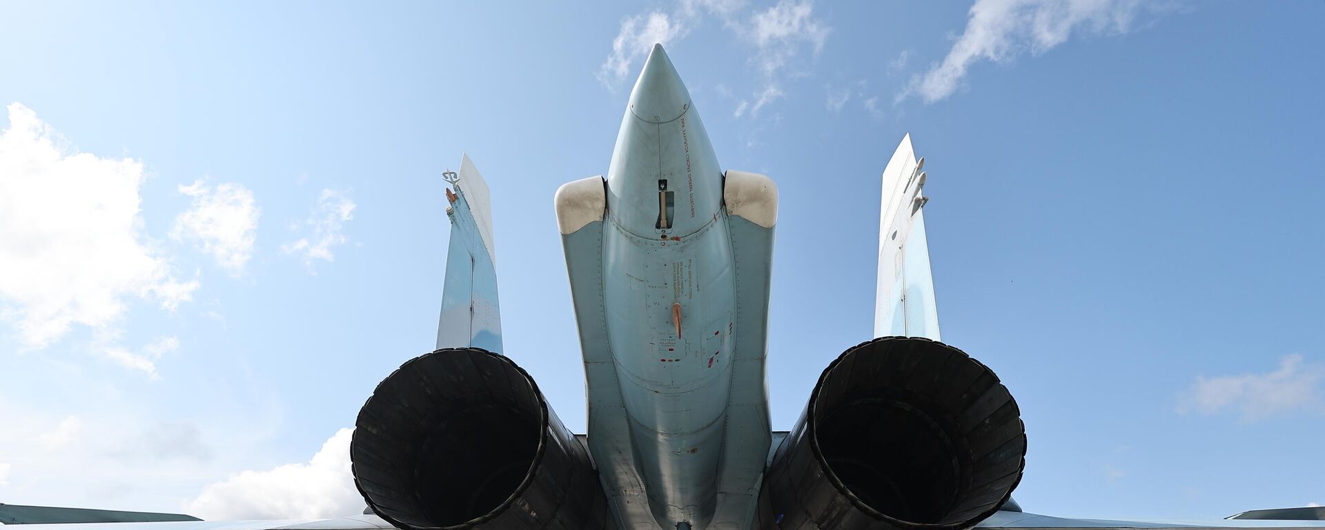 Предполетная подготовка многоцелевого истребителя Су-27 на авиабазе. Архивное фото - Sputnik Кыргызстан, 1920, 30.06.2023