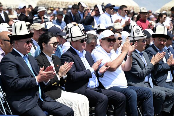 Президент Кыргызстана Садыр Жапаров заложил капсулу под строительство города Асмана в Иссык-Кульской области - Sputnik Кыргызстан