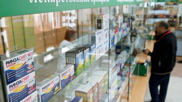 Лекарственные препараты на витрине аптеки. Архивное фото - Sputnik Кыргызстан