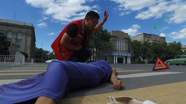 Как спасти человека, пострадавшего в ДТП,— объясняем за 2 минуты. Видео - Sputnik Кыргызстан