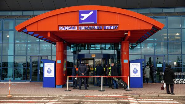 Пассажиры у главного входа в аэропорт Кишинева. Архивное фото - Sputnik Кыргызстан
